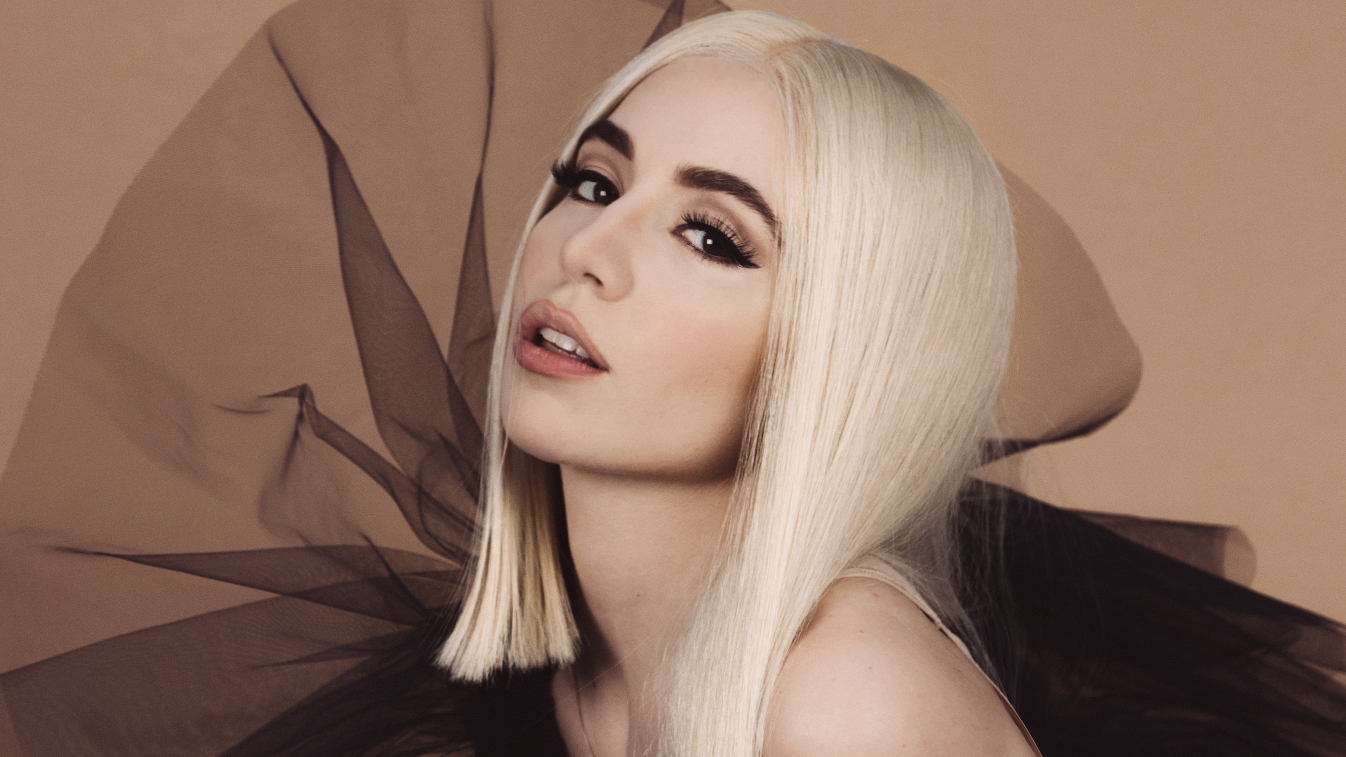 Ava max фото без макияжа